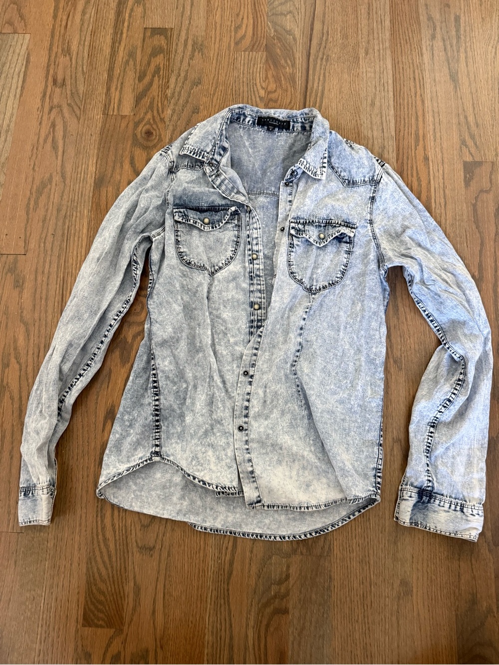 Women’s Sanctuary Light Acid Wash Denim Button-Down Shirt